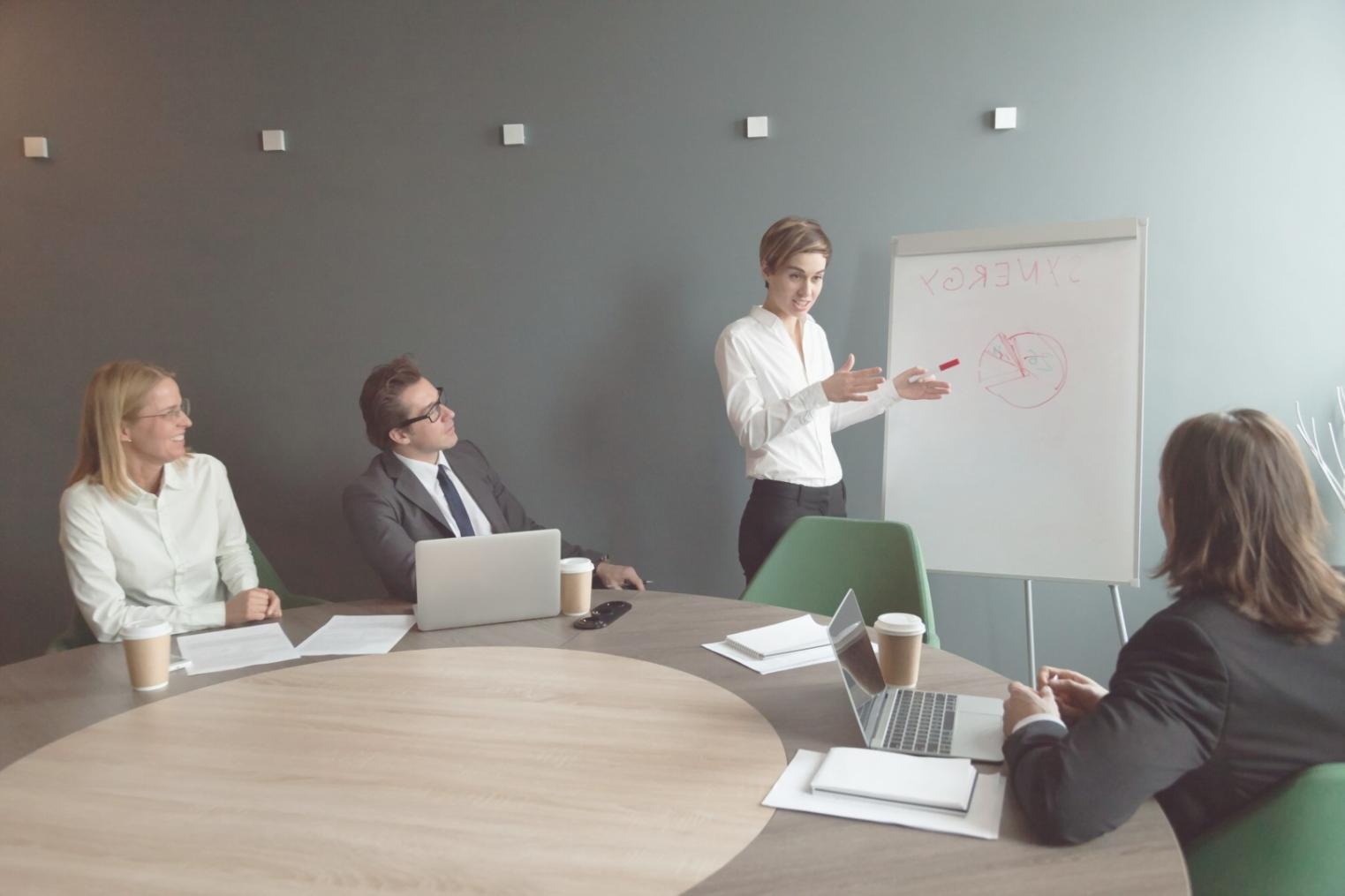 Estudiantes trabajando colaborativamente en proyectos de análisis financiero