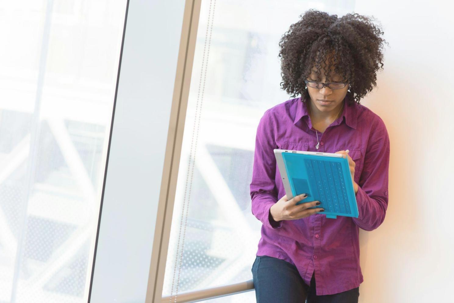 Profesionales analizando datos financieros y métricas de rentabilidad en un entorno empresarial moderno