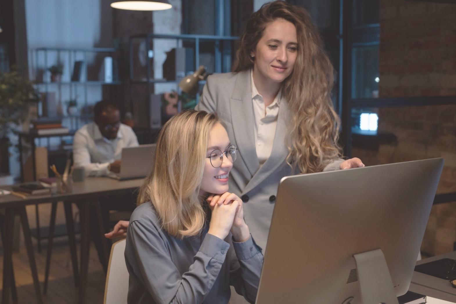 Profesionales analizando datos financieros en pantallas múltiples