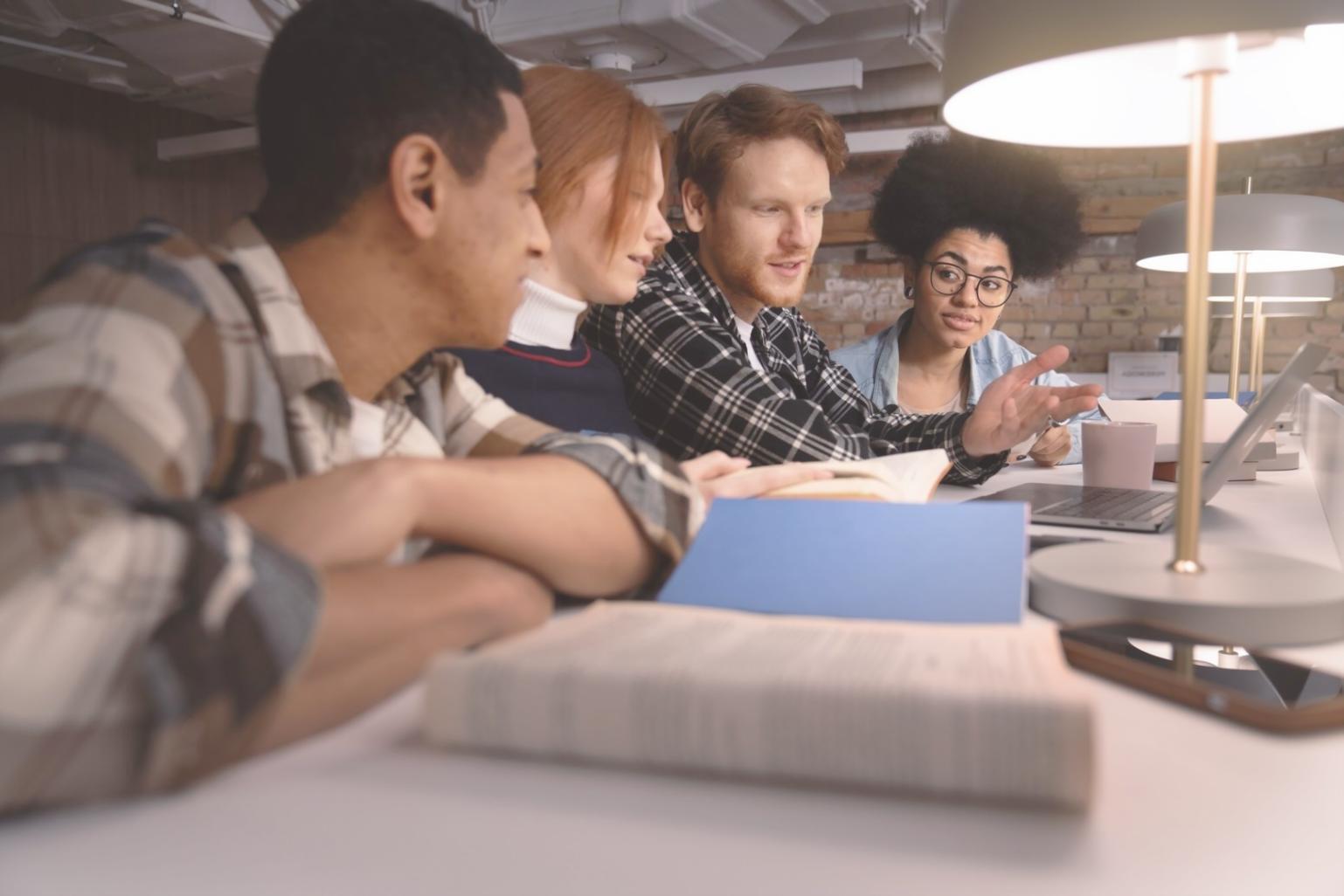 Gráficos financieros y análisis de datos mostrando métricas de rentabilidad empresarial