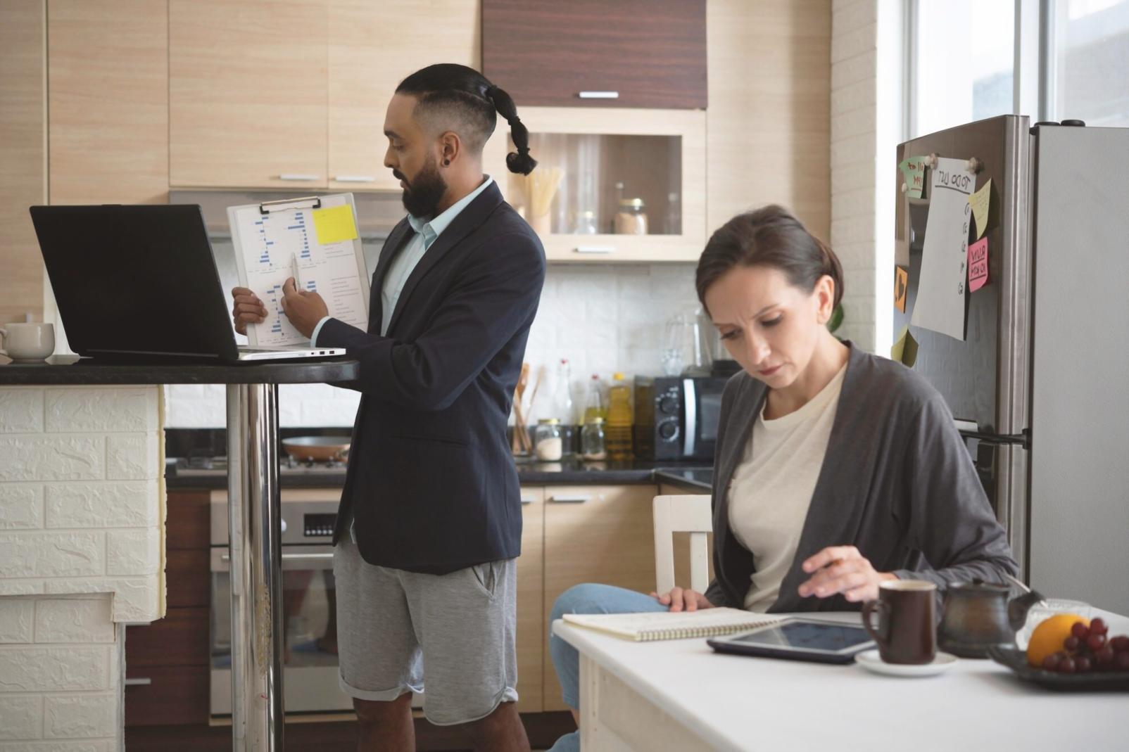 Equipo trabajando en análisis de rentabilidad colaborativo